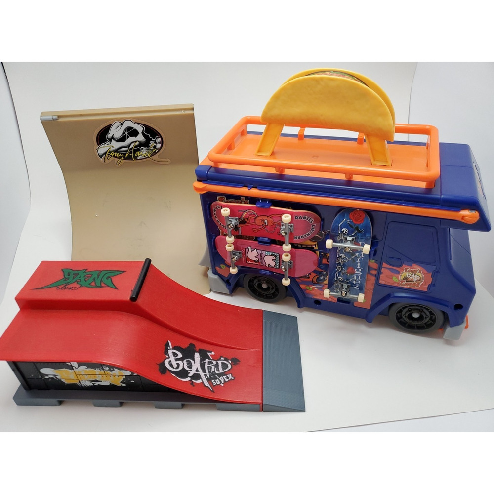 Hot Wheels Skate Tony Hawk Taco Truck Play Case w/ 13 Boards & 2 Ramps